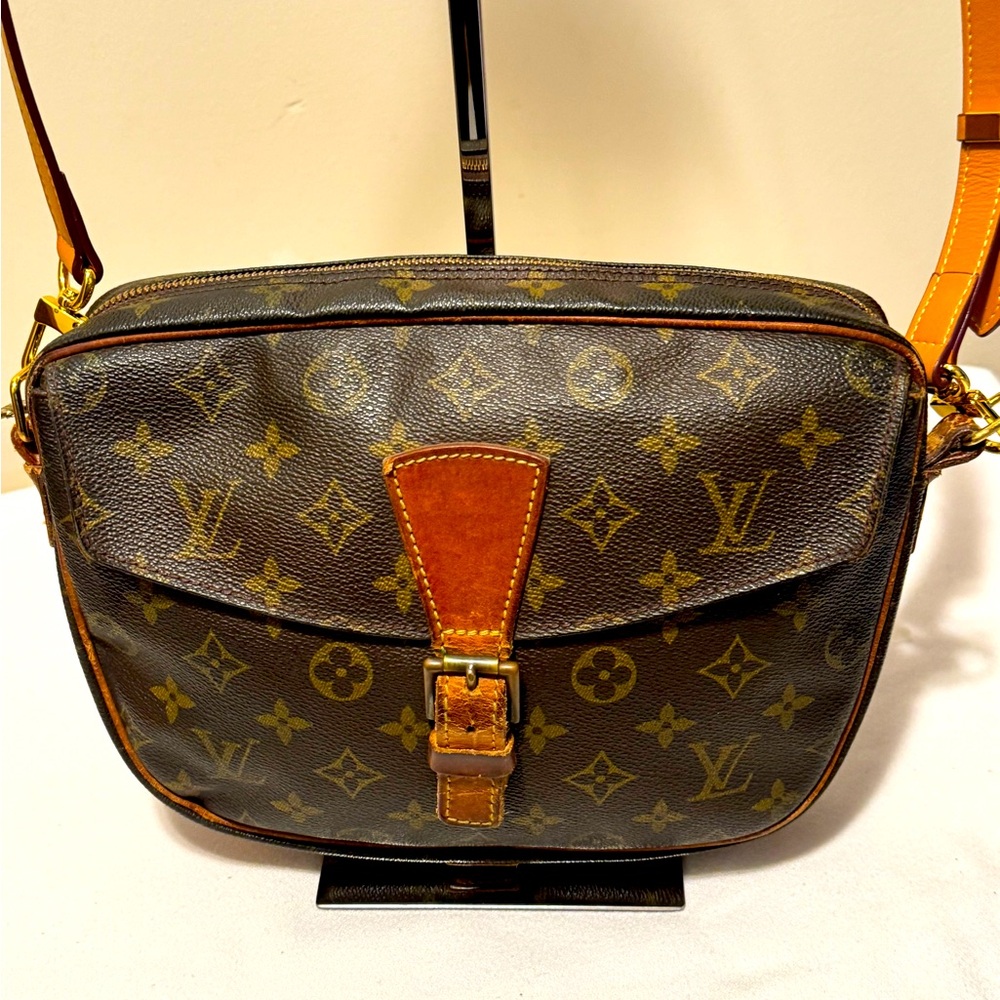 LV MONO CROSSBODY IN GOOD CONDITION used but lovely bag